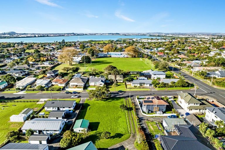 Photo of property in 22 Woodward Avenue, Mangere Bridge, Auckland, 2022