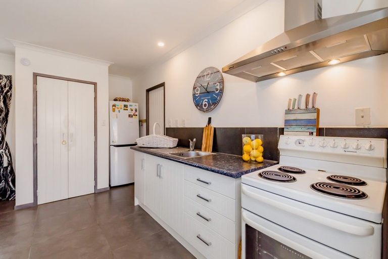 Photo of property in 19 Eruini Street, Waikanae Beach, Waikanae, 5036