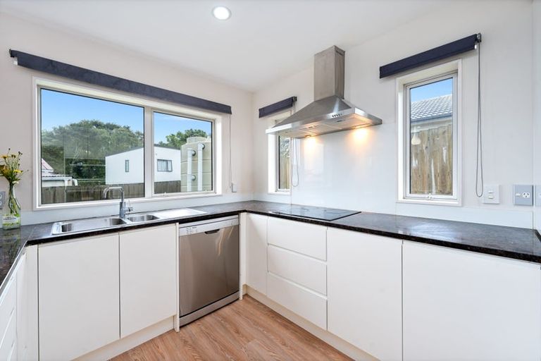 Photo of property in 5 Nirmal Place, Sunnyvale, Auckland, 0612