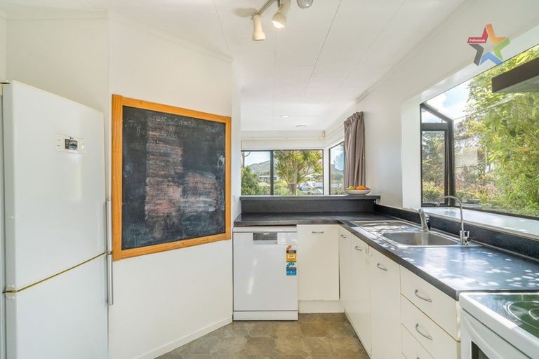 Photo of property in 21 Jasmine Grove, Maungaraki, Lower Hutt, 5010
