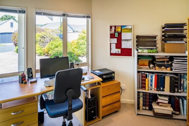 Photo of property in 3 Mariners Way, Whitby, Porirua, 5024