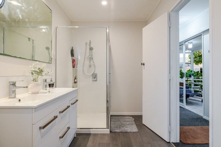 Photo of property in 86 Wikiriwhi Crescent, Awapuni, Palmerston North, 4412