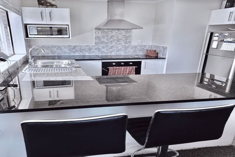 Photo of property in 4/30 Matthews Road, Clover Park, Auckland, 2019