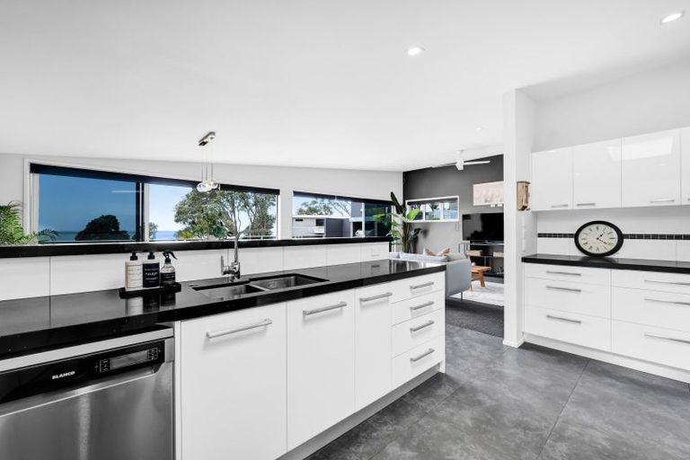 Photo of property in 14 Shearer Drive, Oakura, 4314