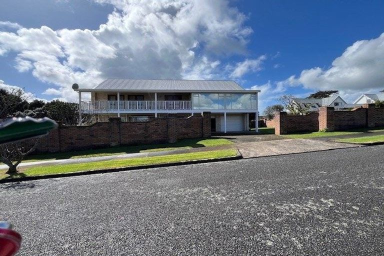 Photo of property in 24 Hurstbourn Priors, Goodwood Heights, Auckland, 2105
