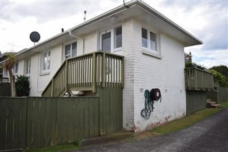 Photo of property in 2/40 Pupuke Road, Takapuna, Auckland, 0622