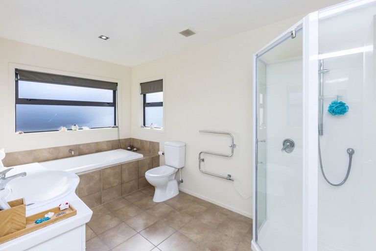Photo of property in 98 Kirton Drive, Riverstone Terraces, Upper Hutt, 5018
