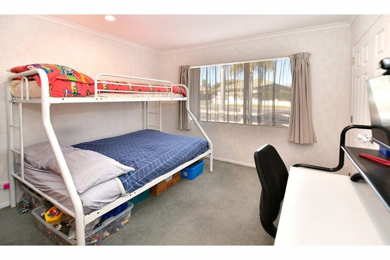 Photo of property in 16 Dan Tori Place, Orewa, 0931
