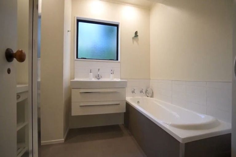 Photo of property in 2/36 Greenvalley Rise, Glenfield, Auckland, 0629