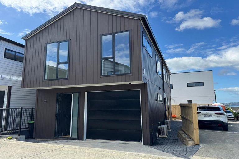 Photo of property in 4/90 Picasso Drive, West Harbour, Auckland, 0618