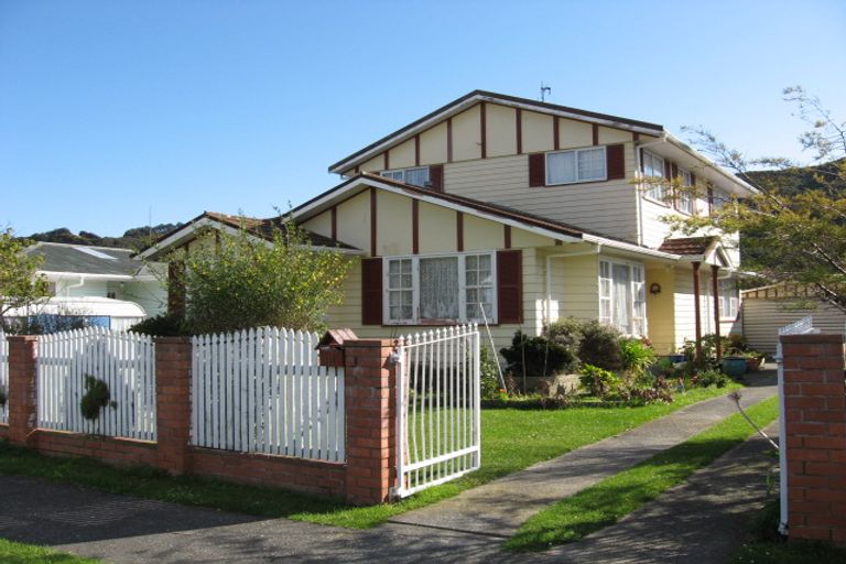 Photo of property in 11 Matthews Road, Wainuiomata, Lower Hutt, 5014