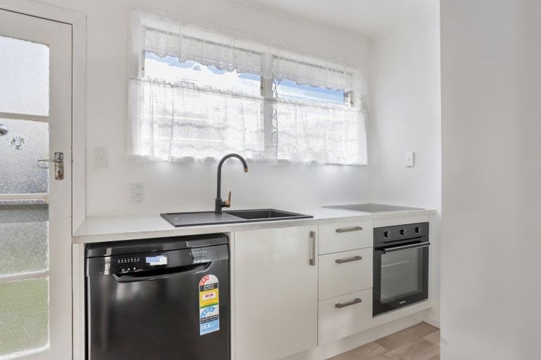 Photo of property in 1/8 Westward Ho, Glen Eden, Auckland, 0602