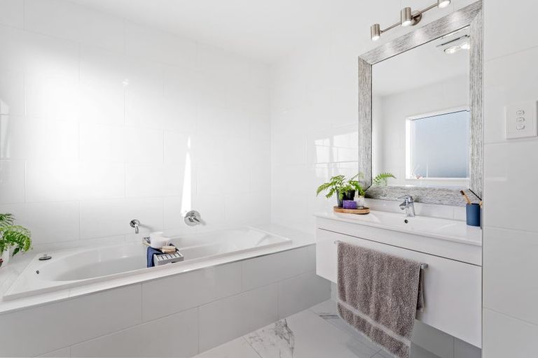 Photo of property in 24 Woodridge Drive, Stanmore Bay, Whangaparaoa, 0932