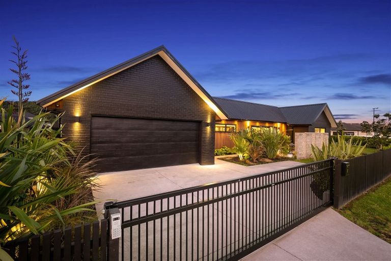 Photo of property in 2 Len Ireland Drive, Kumeu, 0810