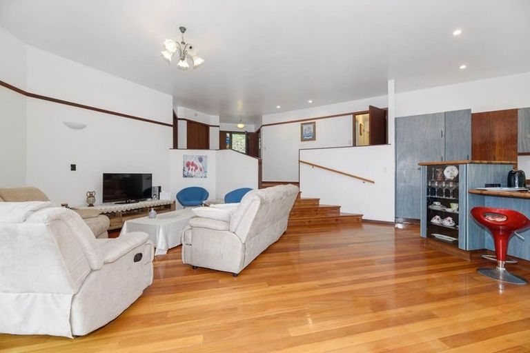 Photo of property in 1008c East Coast Road, Fairview Heights, Auckland, 0630