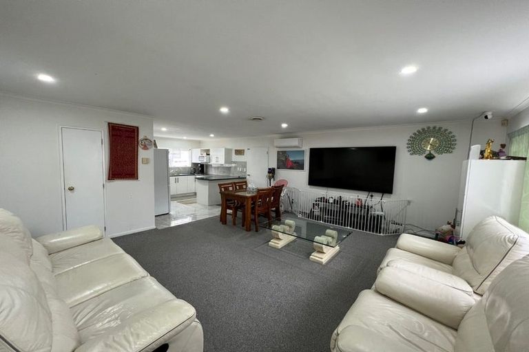 Photo of property in 1/11 Kirklow Place, Goodwood Heights, Auckland, 2105