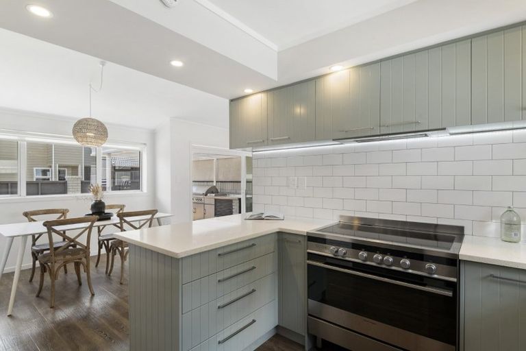 Photo of property in 2/26 Manly Esplanade, Browns Bay, Auckland, 0630