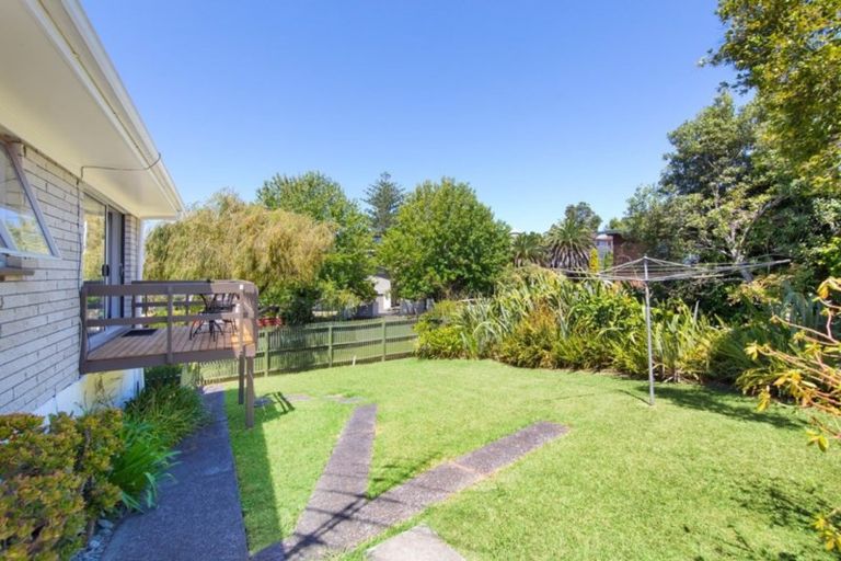 Photo of property in 2/45 Knightsbridge Drive, Forrest Hill, Auckland, 0620