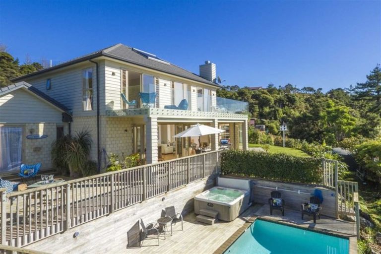 Photo of property in 121 Wade River Road, Stanmore Bay, Whangaparaoa, 0932