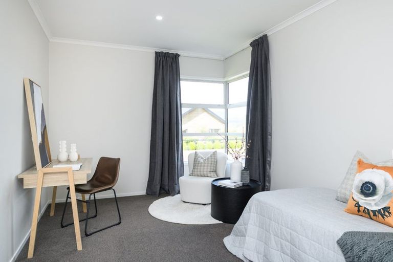 Photo of property in 15 Coutts Way, Fitzherbert, Palmerston North, 4410