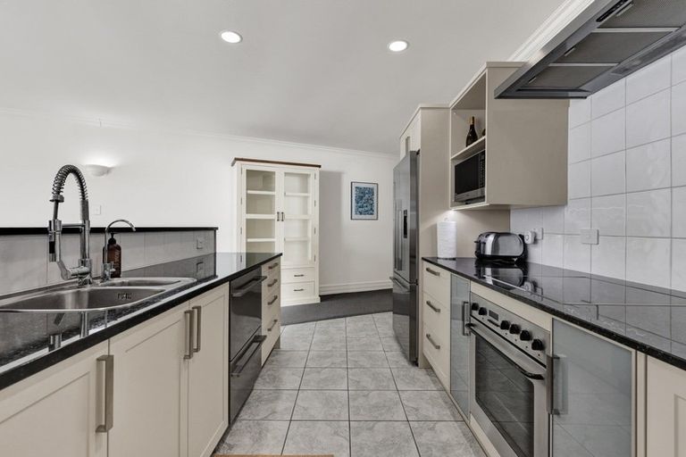 Photo of property in 1e Queen Street, New Plymouth, 4310