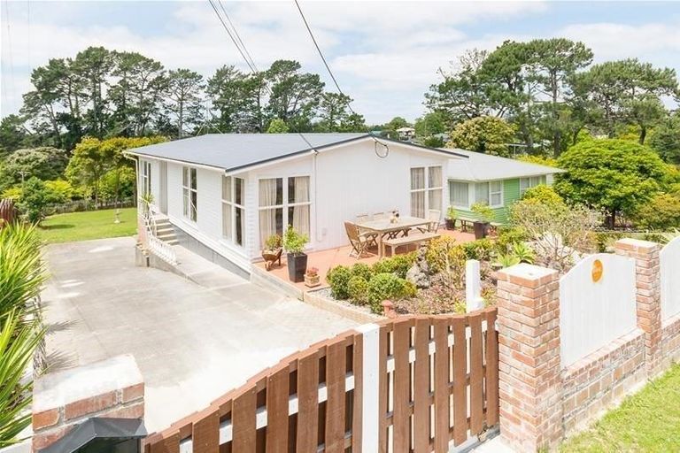 Photo of property in 22 Crystal Avenue, Glendene, Auckland, 0602