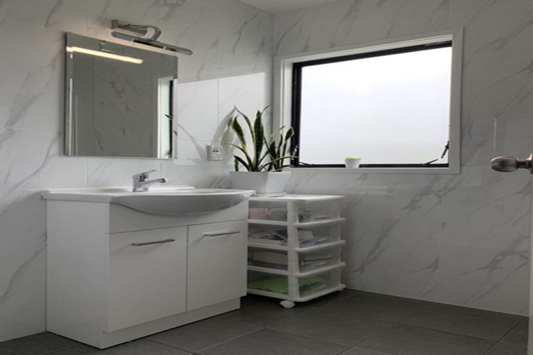 Photo of property in 10 Peterhouse Place, West Harbour, Auckland, 0618