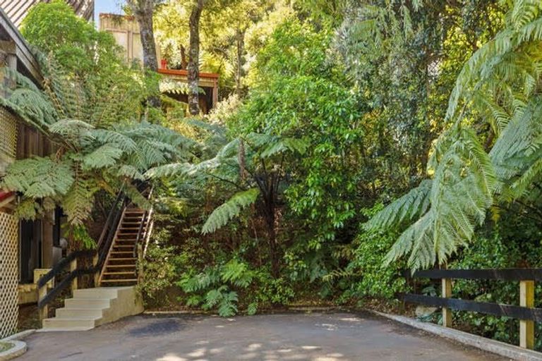 Photo of property in 3 Whiorau Grove, Lowry Bay, Lower Hutt, 5013