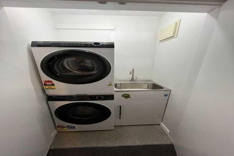 Photo of property in 46 Wynyard Crescent, Fernhill, Queenstown, 9300