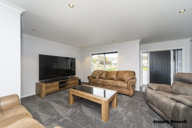 Photo of property in 17 Kowhai Street, Tokomaru, Palmerston North, 4474