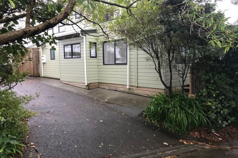 Photo of property in 28 Sunset Road, Unsworth Heights, Auckland, 0632