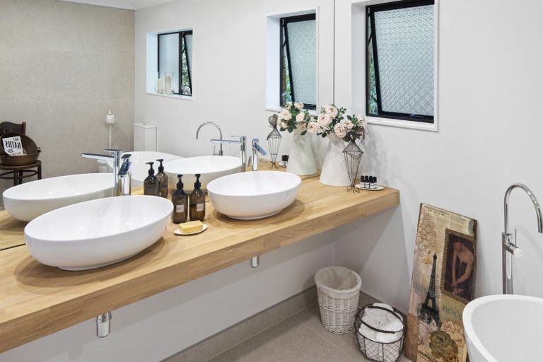 Photo of property in 36 Edgewater Parade, Waiuku, 2123