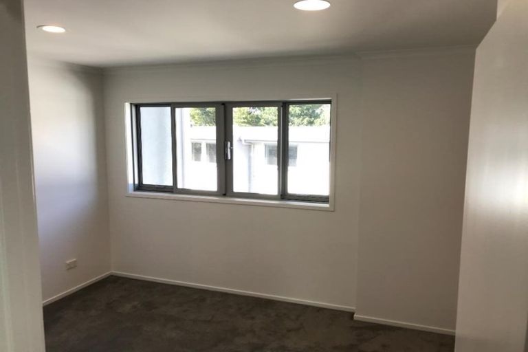 Photo of property in 10/13 Kaihu Street, Northcote, Auckland, 0627