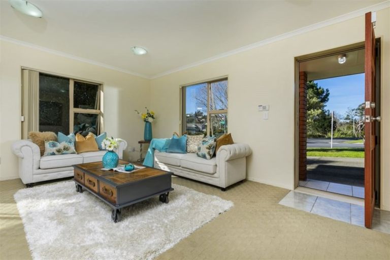 Photo of property in 1 Burton's Drive, Swanson, Auckland, 0614