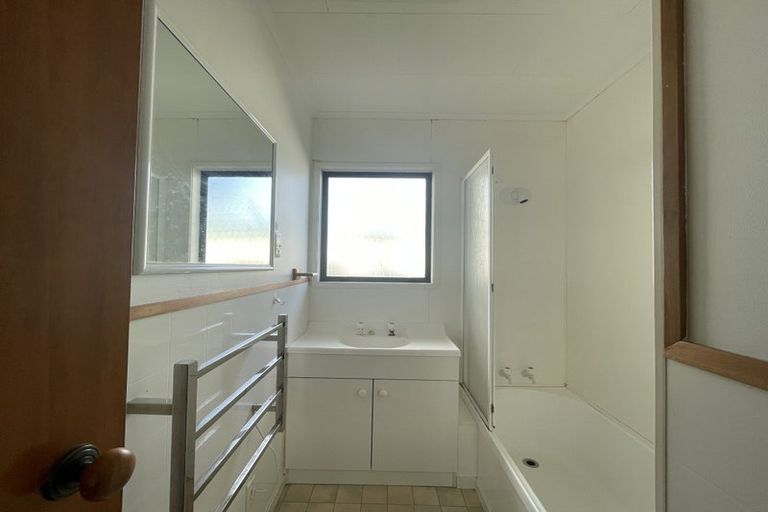 Photo of property in 1/94 Roberts Road, Te Atatu South, Auckland, 0610