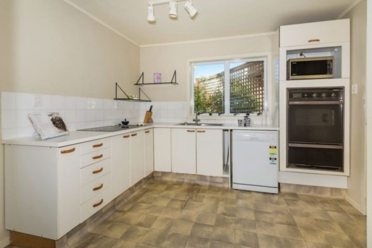 Photo of property in 2/5 Stanley Avenue, Milford, Auckland, 0620