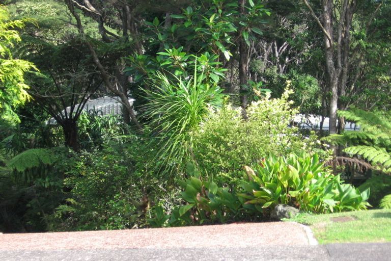 Photo of property in 70 Woodfern Crescent, Titirangi, Auckland, 0604