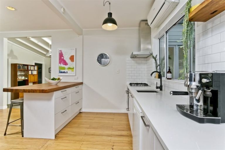 Photo of property in 2/98 Eversleigh Road, Belmont, Auckland, 0622