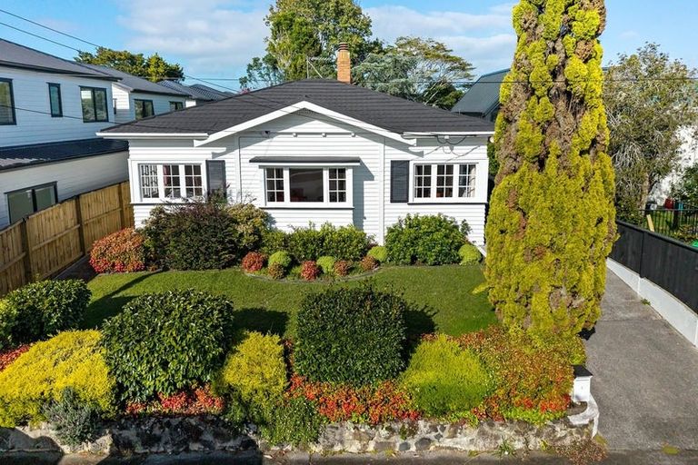 Photo of property in 1 Manor Place, Point Chevalier, Auckland, 1022