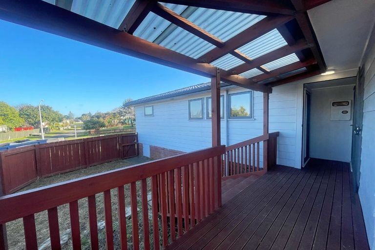 Photo of property in 9 Staverton Crescent, Mangere, Auckland, 2022