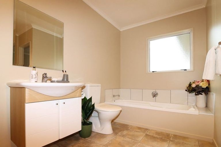 Photo of property in 28 Deller Drive, Carterton, 5713