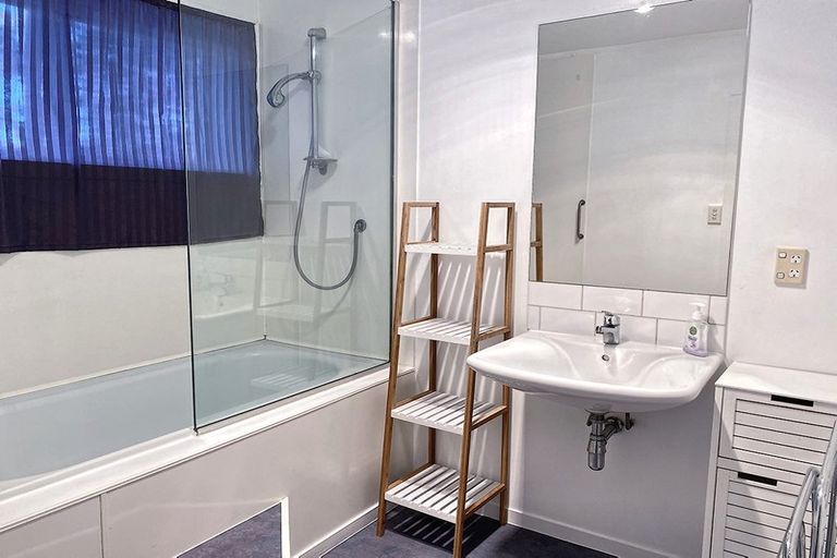 Photo of property in 2/82 Forrest Hill Road, Forrest Hill, Auckland, 0620