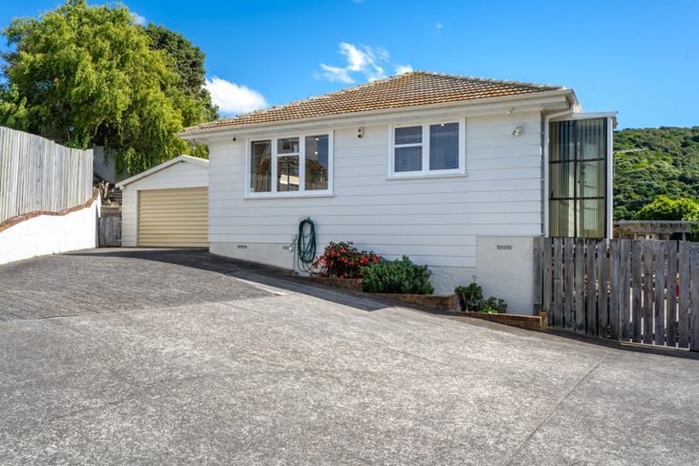 Photo of property in 34 Takapuwahia Drive, Takapuwahia, Porirua, 5022