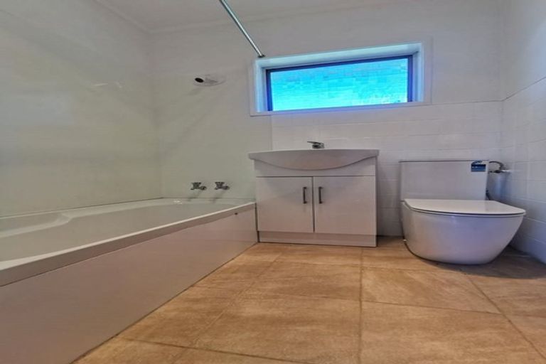 Photo of property in 2/20 Nigel Road, Browns Bay, Auckland, 0630