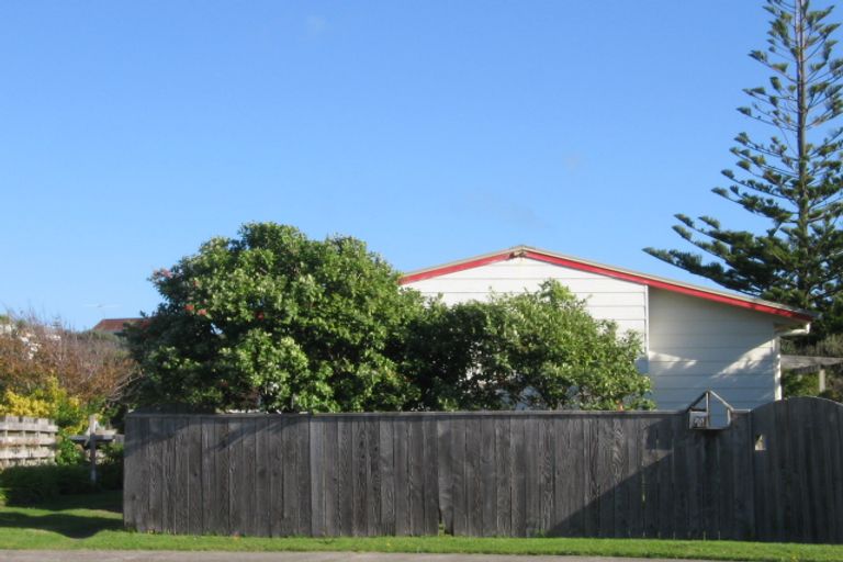 Photo of property in 20 Adrian Grove, Waikanae Beach, Waikanae, 5036