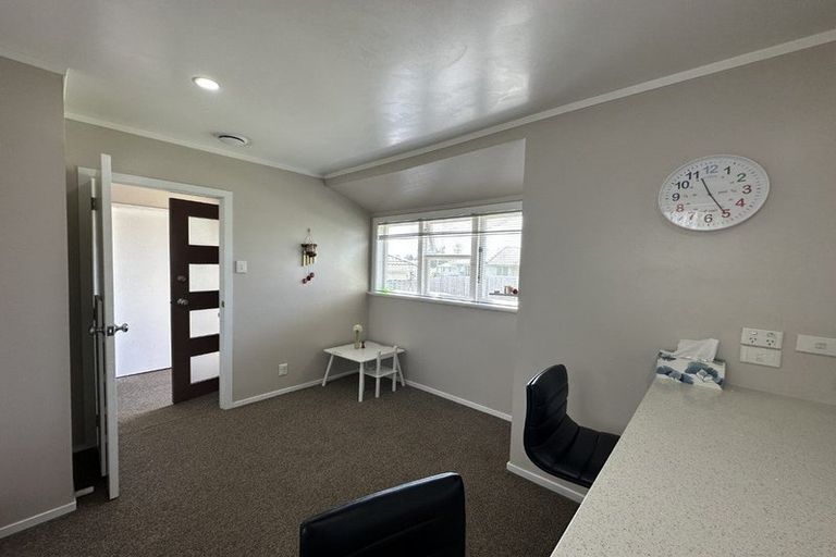 Photo of property in 68b Kelman Road, Kelston, Auckland, 0602