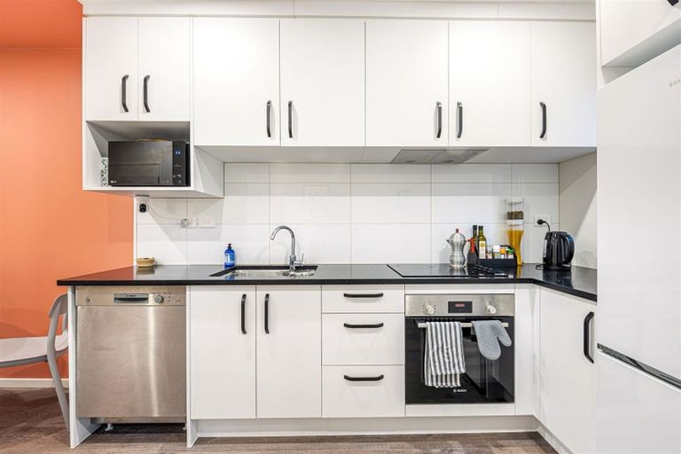 Photo of property in 4f Pinedale Place, Henderson, Auckland, 0610