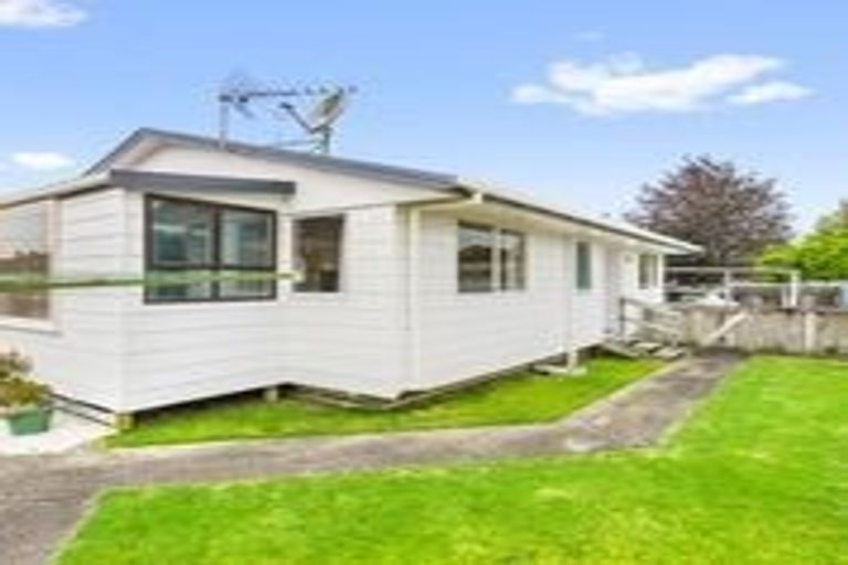 Photo of property in 54a Yeovil Road, Te Atatu Peninsula, Auckland, 0610