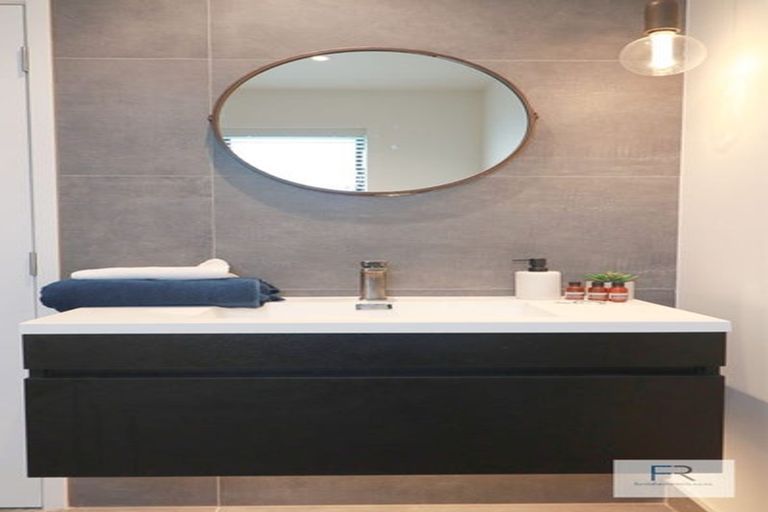 Photo of property in 4 Tapuwae Way, Mangere Bridge, Auckland, 2022