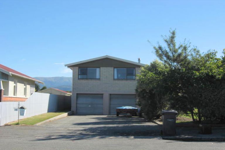 Photo of property in 16 Rhodes Street, Waimate, 7924